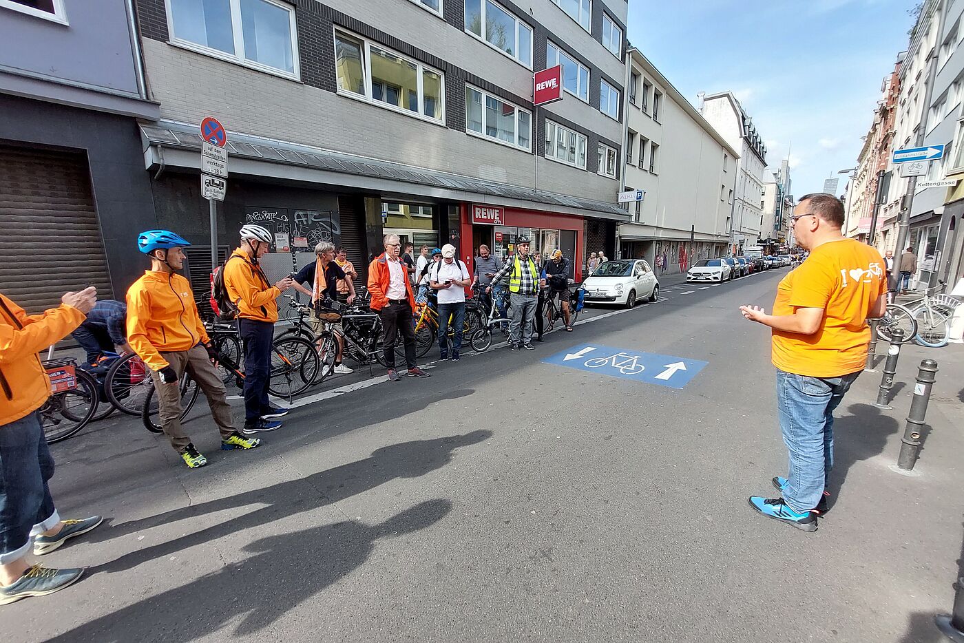 Friesenwall: Wurde Fahrradstraße, nachdem auf der östlichen Seite das Autoparken abgeschafft wurde.