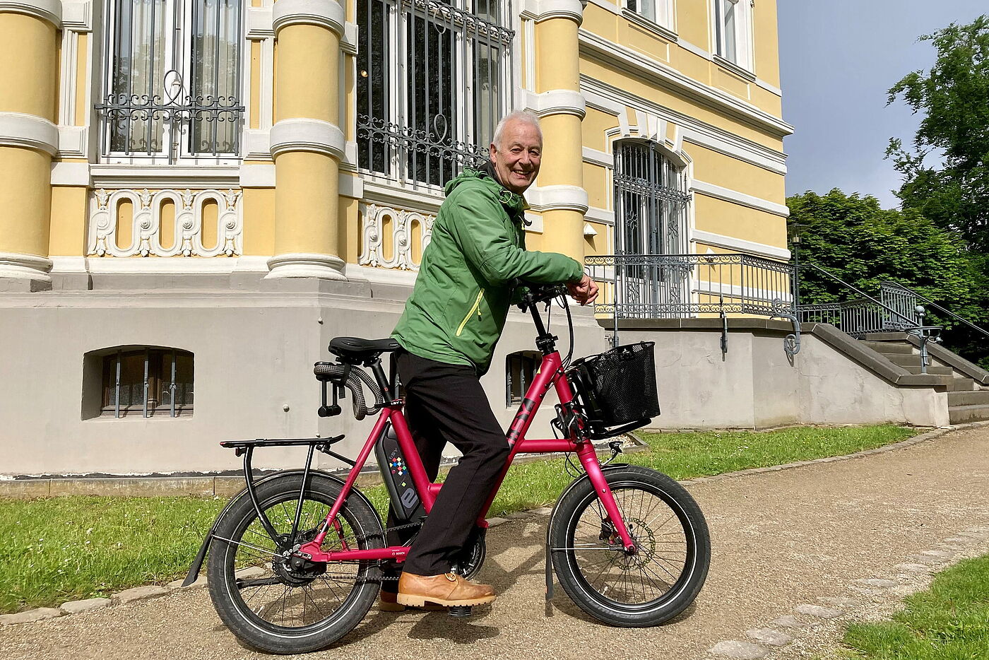 Wolfgang Pleschka vor dem Museum der Niederrheniischen Seele